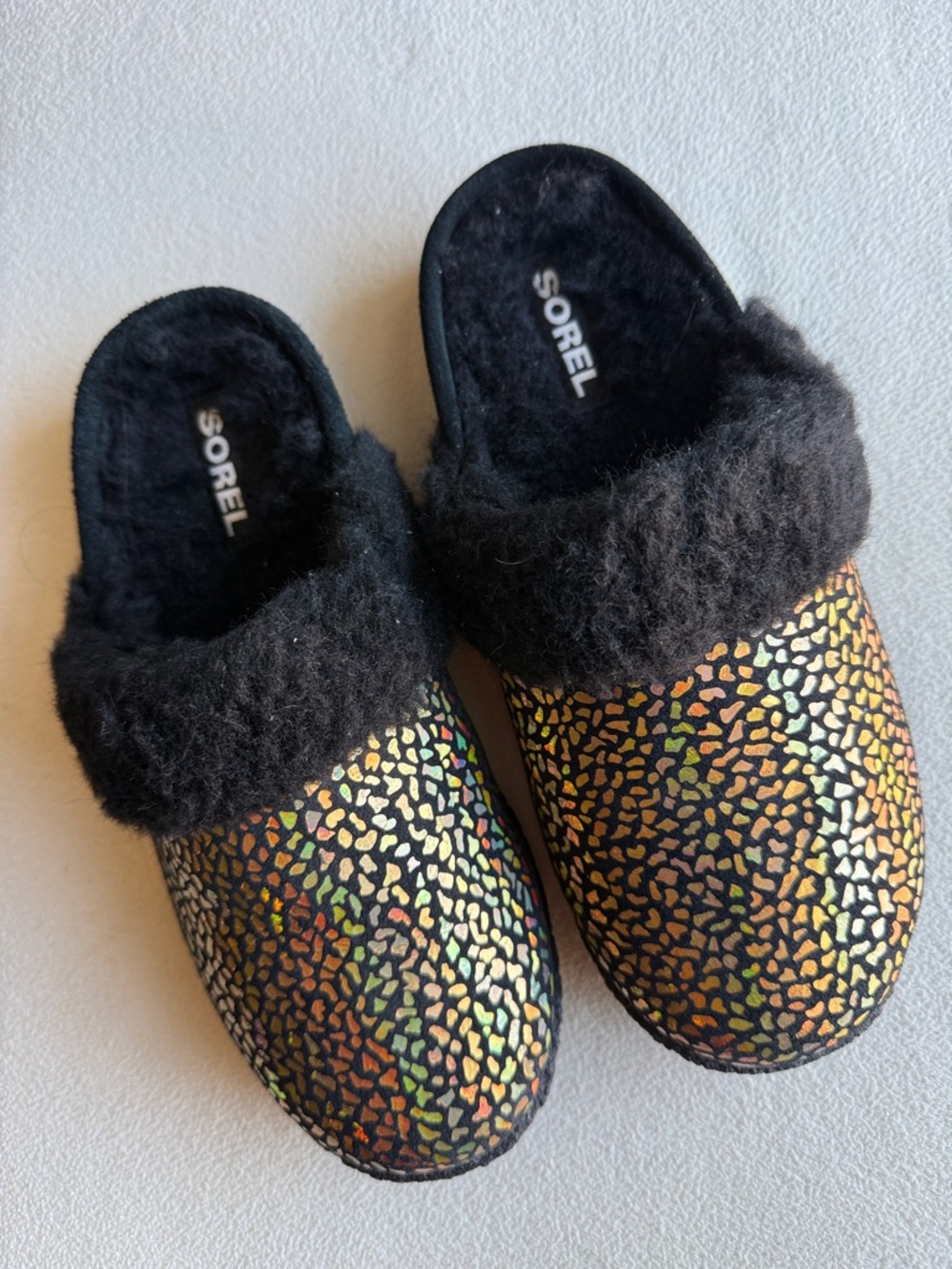Sorel Iridescent “Nakisha” Mosaic Clog Slippers, Black Faux-Fur Cuff, girls 4